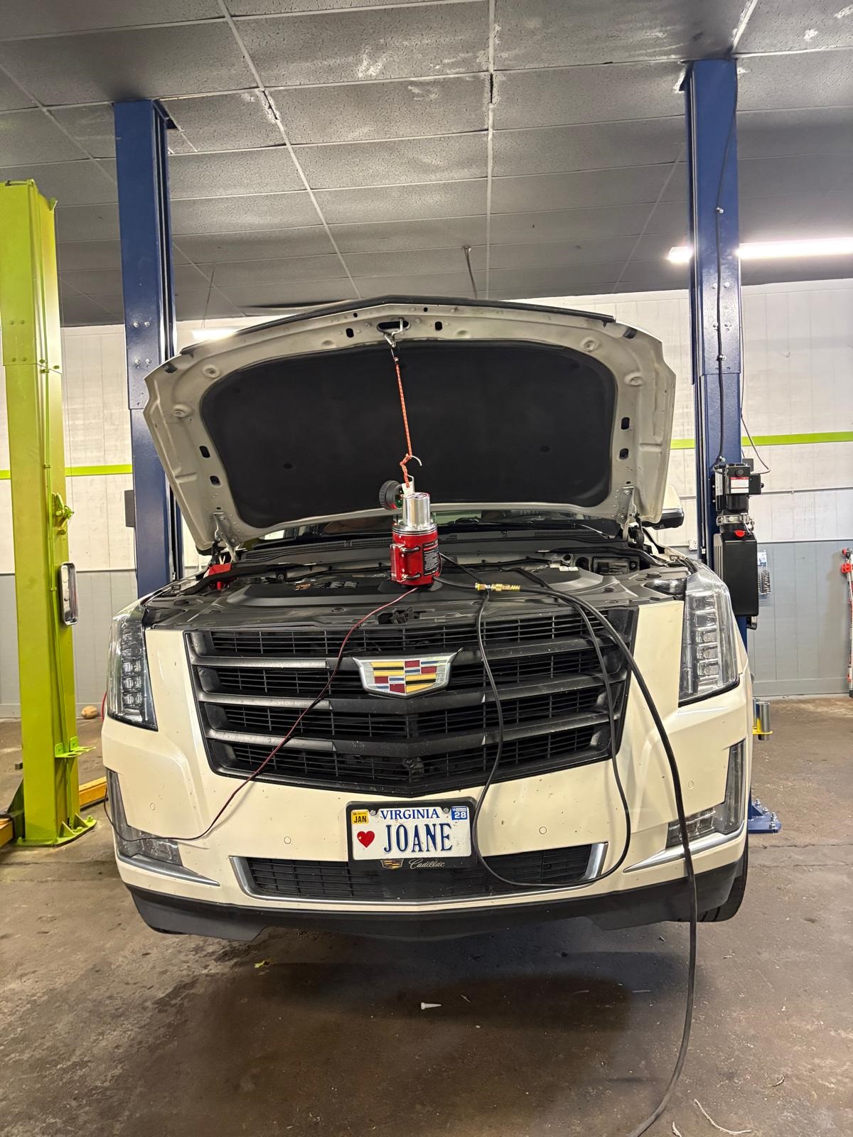 Prueba profesional de humo en diagnóstico Cadillac en E.M.A Tire & Auto